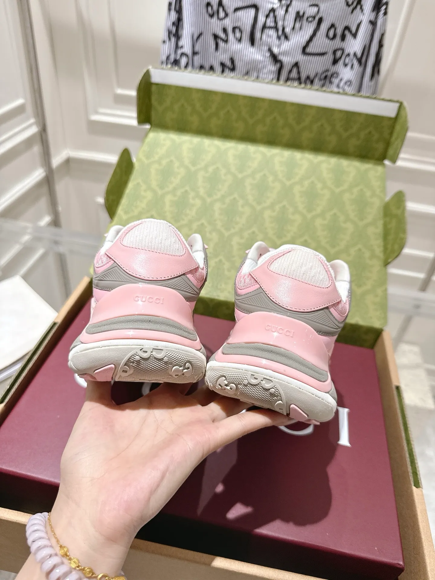 👟👟Ex-factory price 980👟👟Upgraded version with airplane case Gucci Gucci 25ss hot new style couple style retro sports shoes dad shoes This Gucci 2.0 reinterprets the brand's iconic striped webbing elements. This new interpretation of iconic details uses EVA thick soles with a smart silhouette, bringing a stable and comfortable wearing experience. Delivered in exquisite packaging. Fabric: Made of original imported cowhide/technical fabric. Inner foot pad: Breathable mesh. Heel height: 4cm. Sole: Original customized ultra-light foam rubber outsole. Size: 35-45 (women's size 40, men's size 45, custom-made, non-returnable)